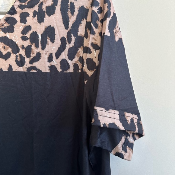❤️ Leopard Print and Black Women's Top Size XL New - Picture 2 of 5